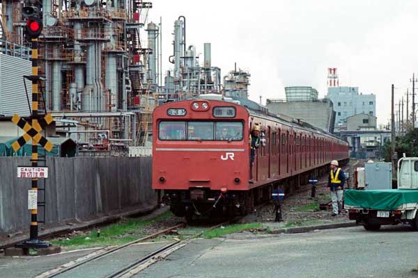 千鳥線に到着した１０３系電車